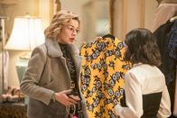 Katy Keene – Pepper Smith (Julia Chan, l.); Katy Keene (Lucy Hale, r.)