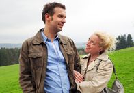 Sturm der Liebe – ARD STURM DER LIEBE FOLGE 1550 Uhr im ERSTEN. Tanja (Judith Hildebrandt, r.) überredet Nils (Florian Stadler, l.) zu einer Party für Elena, um diese nach ihrer Prüfung aufzuheitern.