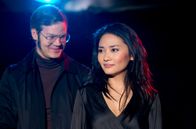 Großstadtrevier – Dr. Thomas Schöps (Dominik Klingberg, l.), Juror des Luftgitarrenwettbewerbs, ist fasziniert von Kim Nguyen (Mai Duong Kieu, r.).