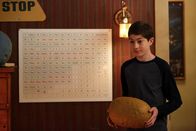 Speechless – Arbeitet an einem Schulprojekt, bei dem er unerwartete Hilfe bekommt: Ray (Mason Cook) ...