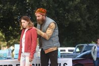 The Middle – Sue (Eden Sher, l.) ist genervt von ihrem Freund Jeremy (Will Green, r.) und will sich von ihm trennen, doch sie weiß einfach nicht wie ...