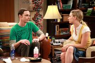 The Big Bang Theory – Irgendwie sind sie gute Freunde: Penny (Kaley Cuoco, r.) und Sheldon (Jim Parsons, l.) ...