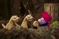 Unser Sandmännchen – Die Erdmännchen Jan und Henry besuchen die Höhle von Mauli Maulwurf.