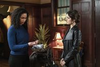 Charmed – Macy Vaughn (Madeleine Mantock, l.); Abigael (Poppy Drayton, r.)