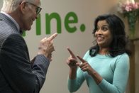 The Good Place – Wie weit wird Michael (Ted Danson, l.) gehen, damit Vicky (Tiya Sircar, r.) nichts von Janets Fehlfunktion erfährt?