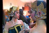 Magic Cities – Die Tänzer des „Wayang Orang Bharata“ bereiten sich auf die Premiere einer neuen Inszenierung vor; die traditionelle Kunstform steht für das perfekte Zusammenspiel von Musik, Tanz und Sprache.