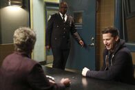 Brooklyn Nine-Nine – (v.l.n.r.) Laverne Holt (L. Scott Caldwell);Ray Holt (André Braugher); Jake Peralta (Andy Samberg)