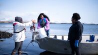 Alaska - Eisige Tradition – Marcella Amodo-White mit ihren Kindern beim Sammeln von Nahrungsmitteln aus den Fluten. (National Geographic/Ashton Hurlburt)