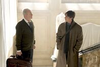 Batman Begins – Nur der treue Butler Alfred Pennyworth (Sir Michael Caine, l.) weiß, dass Bruce Wayne (Christian Bale, r.) am Leben und zudem der Batman ist ...