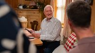 Sturm der Liebe – Alfons (Sepp Schauer, M.) ist geschmeichelt, als Yannik (Jo Weil, r.) ihn bittet, „Vorlese-Opa“ zu werden.