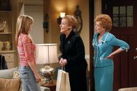 Two and a Half Men – Lyndsey (Courtney Thorne-Smith, l.) ist schockiert, als sie erfährt, dass ihre Mutter Jean (Georgia Engel, M.) mit Alans Mutter Evelyn (Holland Taylor, r.) eine Beziehung führt ...