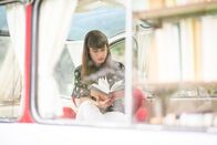 literaTour – Theodora Bauer im literaTOUR Bücherbus.