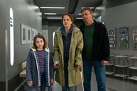 Der Bergdoktor – Zusammen mit Emmi Neumann (Lotta Herzog, l.) holt Dr. Martin Gruber (Hans Sigl, r.) deren Mutter Branka (Oona-Devi Liebich, M.) in der Klinik ab.