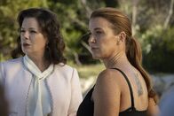 Reef Break – Betty Ann Miller (Marcia Gay Harden, l.); Cat Chambers (Poppy Montgomery, r.)