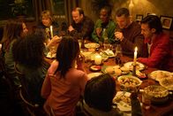 Years and Years – Die Groﬂfamilie Lyons: Viktor Goraya (Maxim Baldry, hinten l.), Daniel Lyons (Russell Tovey, hinten 2.v.l.), Celeste Bisme-Lyons (TíNia Miller, hinten 2.v.r.), Stephen Lyons (Rory Kinnear, hinten l.), Muriel Deacon (Anne Reid, M.), Edith Lyons (Jessica Hynes, vorne l.), Bethany Bisme-Lyons (Lydia West, vorne, 2.v.l.) und Ruby Bisme-Lyons (Jade Alleyne, vorne, r.).