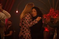 Killing Eve – Eve (Sandra Oh, r.) und Villanelle (Jodie Comer, l.) genießen einen gemeinsamen Moment beim Tanztee. Doch der Moment ist nur von kurzer Dauer.