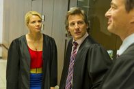 Danni Lowinski – Völlig problemlos bringt eine siegessichere Danni (Annette Frier, l.) in ihrem neuen Fall Staatsanwalt August von Grün (Rene Steinke, M.) auf ihre Seite. Ins Stolpern gerät sie allerdings, als der Verteidiger der Gegenpartei Oliver Schmidt (Jan Sosniok, r.) auftaucht ...