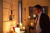 Hangman – Dem Killer auf den Fersen: Detektiv Will Ruiney (Karl Urban) versucht aus den Hinweisen des "Hangmans" schlau zu werden.