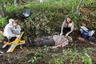 Die Rosenheim-Cops – Dr. Eckstein (Petra Einhoff, r.) bestätigt, dass Fritz Moser erdrosselt wurde. Ein Modellflugzeug, was im Geäst über dem Toten gefunden wird, führt zu einer brisanten Spur.