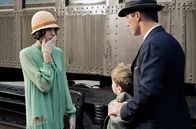 Der fremde Sohn – Der Polizeibeamte J. J. Jones (Jeffrey Donovan, re.) behauptet gegenüber Christine Collins (Angelina Jolie), dass der Junge (Devon Conti, Mi.), der vor ihr steht, ihr Sohn Walter sei.