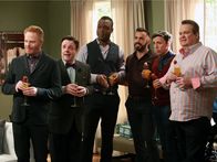 Modern Family – V.l.: Mitchell (Jesse Tyler Ferguson), Pepper (Nathan Lane), Longinus (Kevin Daniels), Jotham (Matthew Ritsch), John-John (Kevin Cahoon), Cameron (Eric Stonstreet)