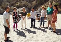 The Last Man on Earth – Erkennen (v.l.n.r.) Tandy (Will Forte), Carol (Kristen Schaal), Melissa (January Jones), Lewis (Kenneth Choi), Gail (Mary Steenburgen), Todd (Mel Rodriguez) und Erica (Cleopatra Coleman), dass sie dringend einen Tapetenwechsel brauchen?