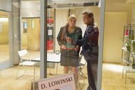 Danni Lowinski – Während der Ermittlungen in einem neuen Fall, bekommt Danni (Annette Frier, l.) überraschend Besuch von August von Grün (René Steinke, r.) - der sie völlig durcheinander bringt.