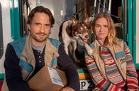 2 unter Millionen – Auf Glück im Spiel folgt Pech in der Liebe – das hätte Paketbote Henry (Oliver Mommsen) wissen müssen! Kaum macht ihn ein Lotteriegewinn zum Millionär, schon steht er ohne seine Ehefrau Ellen da. Die lässt ihn, nach 21 glücklichen Jahren, für einen Jüngeren sitzen. Trost findet er bei seiner Kollegin Mona (Nadeshda Brennicke)