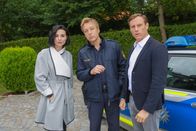 Die Rosenheim-Cops – Polizist Mohr (Max Müller, M.) und Kommissar Bach (Patrick Kalupa, r.) ermitteln, nachdem ein Pooldesigner im Garten von Theresa Strasser (Mimi Fiedler, l.) ermordet aufgefunden wurde.