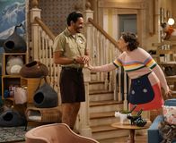 Call Me Kat – Oscar (Christopher Rivas, l.); Kat (Mayim Bialik, r.)