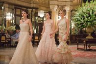 Plötzlich Star – Als Grace (Selena Gomez, M.), Meg (Leighton Meester, M.) und Emma (Katie Cassidy, r.) nach einem desaströsen Sightseeingtrip eine Pause erlauben, schleichen sie sich in die Lobby eines 5-Sterne-Hotels. Dort wird Grace mit einer reichen Erbin Cordelia verwechselt, und von nun bewegen sich die Mädels in der Welt der Reichen und Schönen ...l