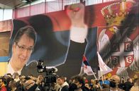 Re: – Die Wahlkampagne von Präsident Aleksandar Vucic und seiner Fortschrittspartei SNS in Belgrad: Er kontrolliert weitgehend die wichtigsten Massenmedien Serbiens.