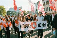 Tracks East – Die Menschen in Belarus demonstrieren für ein Belarus ohne Lukaschenko – mit der rot-weißen Flagge.
