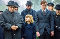 Vatersland – Mit dem Tod der Mutter hat vor allem die kleine Marie (Felizia Trube, Mi.) zu kämpfen. Beim Vater (Bernhard Schütz, li.) und Bruder Wolfgang (Matti Schmidt-Schaller, 3.v.r.) kann sie jedoch keinen Halt finden.