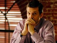 Die Anwälte – NDR Fernsehen DIE ANWÄLTE, "Die kleinen Dinge" Uhr. Sebastian Britten (Kai Wiesinger) grübelt über einen schweren Fall.