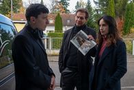 Der Alte – Selbst mit einem Beweisfoto konfrontiert, erzählt Sebastian Möllenbach (Oliver Konietzny, l.) Caspar Bergmann (Thomas Heinze, M.) und Annabell Lorenz (Stephanie Stumph, r.) nur die halbe Wahrheit.