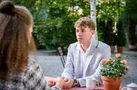 Sturm der Liebe – Ana (Soluna-Delta Kokol, l.) ist geschockt von Philipps (Robin Schick, r.) Liebesgeständnis und wehrt ab, weil sie mit Vincent zusammen ist.