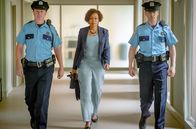 Black Earth Rising – Eunice Clayton (Tamara Tunie) ist bereit, über ein Verbrechen auszusagen, von dem sie vor langer Zeit Zeugin wurde.