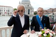 Donna Leon – Vice Questore Patta (Michael Degen, re.) wird für seine Verdienste geehrt, doch ausgerechnet Maurizio De Rivera (Walter Kreye), ein zwielichtiger Industrieller, hält die Laudatio.