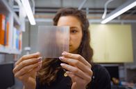 Wunderstoffe – Céline Montanari von der KTH Stockholm arbeitet mit transparentem Holz. Es soll Möglichkeiten zum Energiesparen bieten.