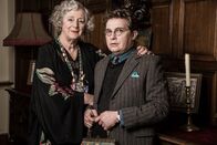 Father Brown – Die Witwe Dorothy Parnell (Maggie Steed) und ihr Sohn Archie Parnell (Jonathan Broadbent) wollen mit Hilfe eines Mediums Kontakt zu ihrem verstorbenen Ehemann und Vater aufnehmen.