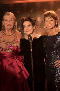 Club der einsamen Herzen – Die drei Freundinnen Helga (Jutta Speidel), Kiki (Hannelore Elsner) und Marie (Uschi Glas) eröffnen gemeinsam ein Tanzcafé. Dies gibt dem zerstritten Trio neue Energie und den Glauben an die Liebe zurück.