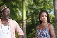 Death in Paradise – Lena (Nina Toussaint-White, r.) hatte eine Affäre mit dem Opfer, weshalb sie als Verdächtige gilt. Doch welche Beziehung hatte Camilles Vater Marlon (Clarke Peters) zu dem Politiker und wieso taucht er nach all der Zeit plötzlich wieder auf?