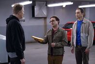 The Big Bang Theory – Um ihre Superfluid-Helium-Idee vor schwedischen Wissenschaftlern zu bewahren, müssen sich Leonard (Johnny Galecki, M.) und Sheldon (Jim Parsons, r.) auf einen zweifelhaften Deal mit dem Schwarzmarkt-Händler Kenny (Michael Rappaport) einlassen ...