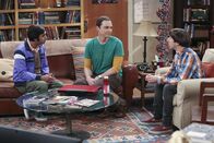 The Big Bang Theory – Sheldon (Jim Parsons, M.) möchte endlich eine neue Freundin. Damit dies bald geschieht, bittet er Raj (Kunal Nayyar, l.) und Howard (Simon Helberg, r.) um Hilfe ...
