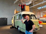 Der Camping-Check – Friso Richter (vorne) besucht mit Lukas Lowack Oldtimer und historische Freizeitfahrzeuge auf dem Campingplatz am Heisterberger Weiher und im Erwin Hymer Museum.