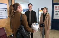 Rote Rosen – Philip (Marc Schöttner, M.) schöpft Hoffnung, dass Carla (Maria Fuchs, l.) sich wieder auf ihn einlässt (mit Lara-Isabelle Rentinck, r.).