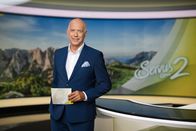 Servus um 2 – Alexander Schweitzer posiert für ein Foto