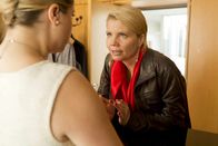 Danni Lowinski – Mit allen Mitteln will Vorzimmerdame Biggi (Caroline Frier, l.) verhindern, dass Danni (Annette Frier, r.) dem Staatsanwalt zu nahe kommt ...