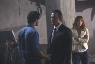 Scorpion – Agent Gallo (Robert Patrick, M.) und Paige (Katharine McPhee, r.) hoffen, dass sich Walter (Elyes Gabel, l.) und sein Team in dem neuesten Fall besser anstellen, als bei einer militärischen Ausbildungsmission ...